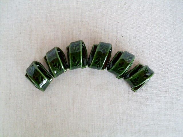 Zöld, metszettmintás szalvétagyűrű